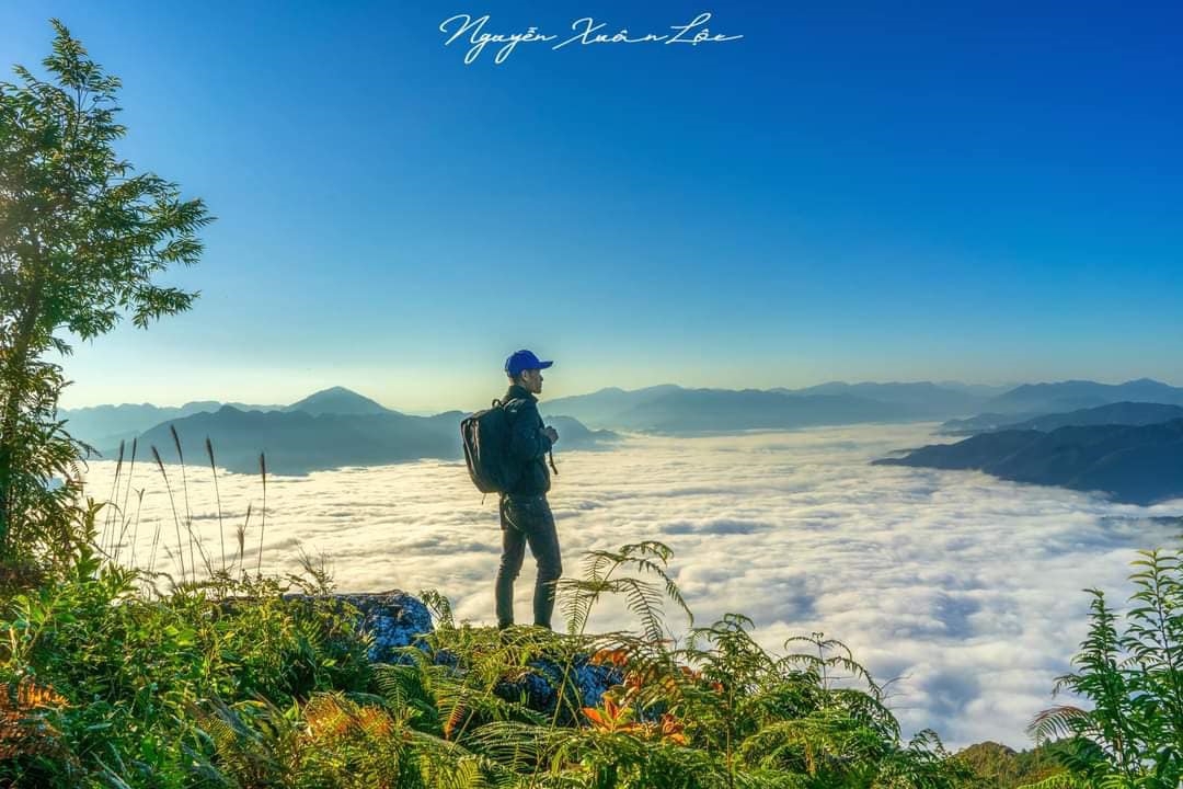 Ngắm biển mây trên đỉnh Pú Đao. Ảnh Nguyễn Xuân Lộc