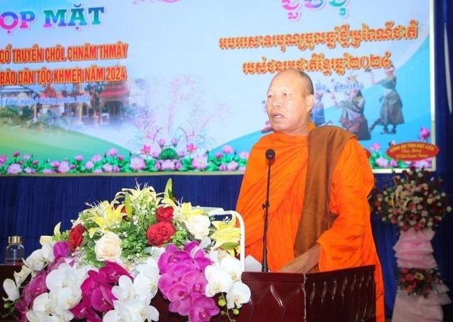 Hòa thượng Dương Quân, Phó Chủ tịch Hội Đoàn kết sư sãi yêu nước tỉnh Bạc Liêu phát biểu tại buổi Họp mặt. 