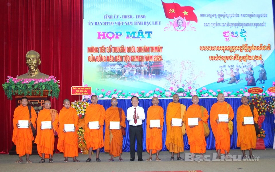 Chủ tịch UBND tỉnh - Phạm Văn Thiều tặng quà cho các chức sắc Khmer. Ảnh BBL