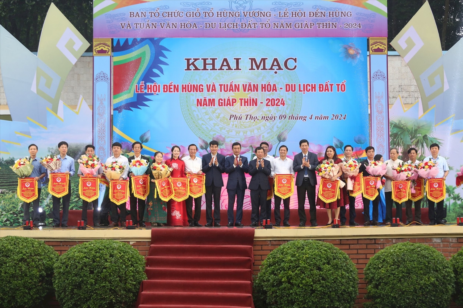 Đại diện Bộ Văn hóa - Thể thao và Du lịch cùng lãnh đạo tỉnh Phú Thọ trao cờ lưu niệm cho các đơn vị tham gia lễ hội. 