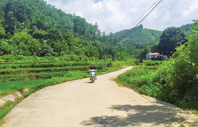 Đường giao thông liên xã ở huyện Tân Sơn được bê tông hóa, tạo thuận tiện đi lại của Nhân dân, thúc đẩy giao thương, phát triển kinh tế - xã hội.