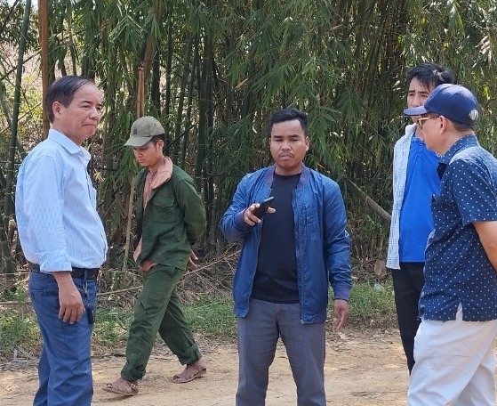 Ông Hồ Xuân Trăng (bìa trái) trao đổi, nắm bắt tâm tư, nguyện vọng của người dân thôn Bồ Hòn, xã Bình Thành, Thị xã Hương Trà.