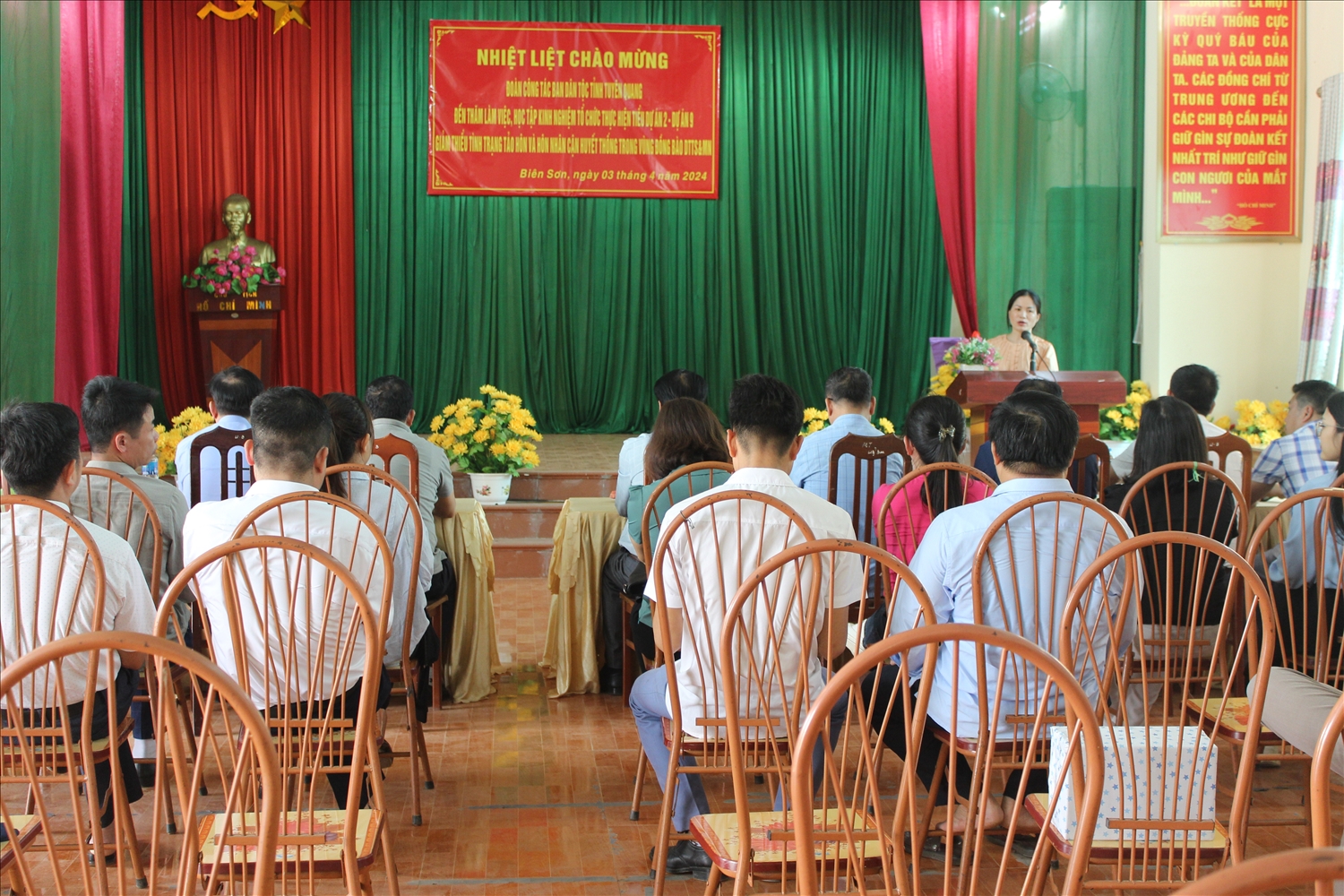 Đoàn làm việc tại UBND xã Biên Sơn, huyện Lục Ngạn.