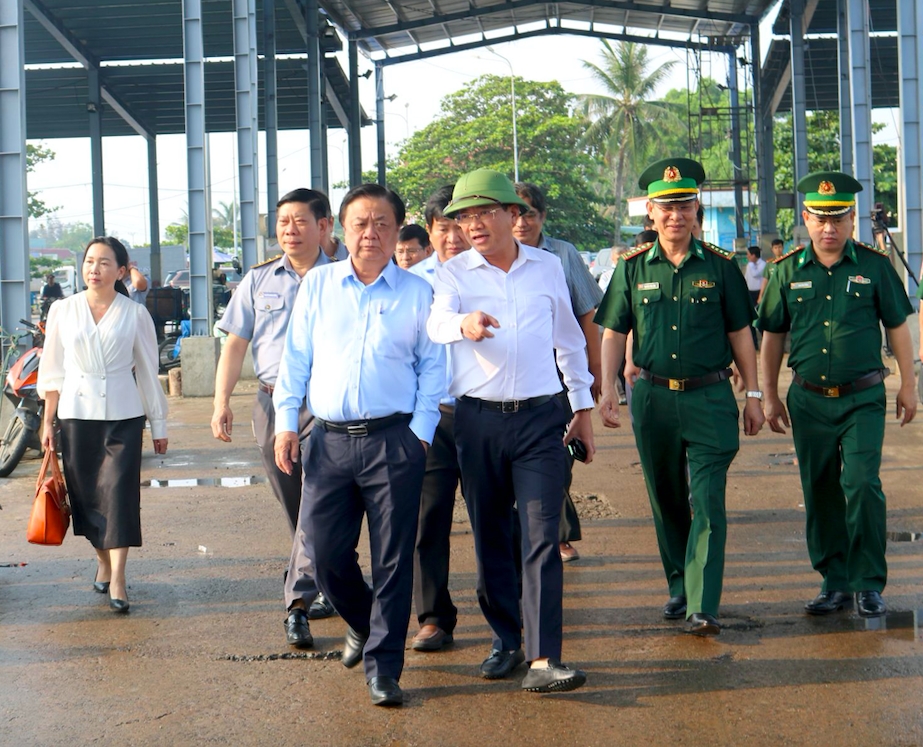 Bộ trưởng Lê Minh Hoan đi khảo sát một số địa điểm tại Bình Định