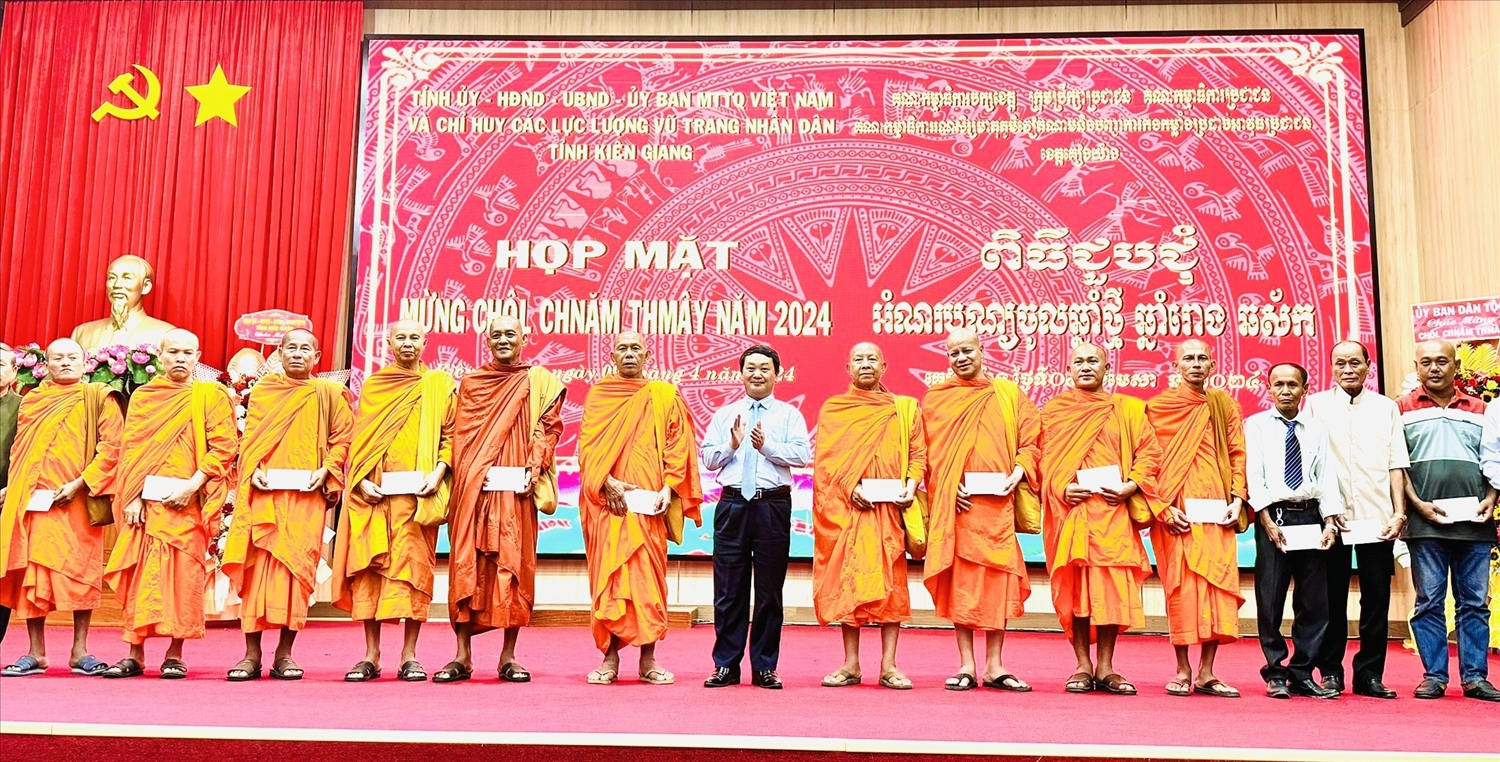 Bộ trưởng, Chủ nhiệm UBDT Hầu A Lềnh trao quà mừng Chôl Chnăm Thmây năm 2024 đến các vị người có uy tín là người dân tộc Khmer nhân dịp Tết cổ truyền của đồng bào