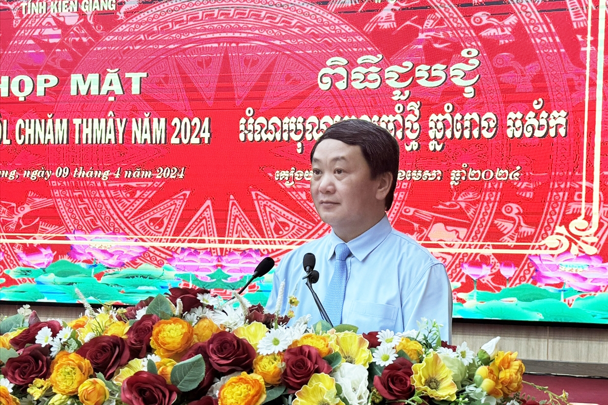Bộ trưởng, Chủ nhiệm UBDT Hầu A Lềnh phát biểu tại buổi họp mặt mừng Tết Chôl Chnăm Thmây năm 2024 của đồng bào Khmer tỉnh Kiên Giang