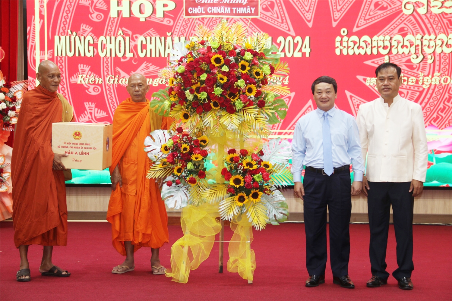 Bộ trưởng Hầu A Lềnh tặng lẵng hoa chúc mừng Tết cổ truyền đồng bào Khmer đến Hội Đoàn kết sư sãi yêu nước tỉnh Kiên Giang