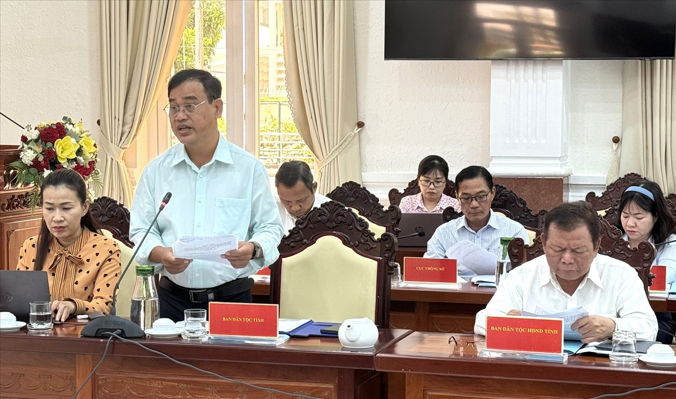 Ông Danh Phúc, Trưởng Ban Dân tộc tỉnh Kiên Giang, báo cáo với Bộ trưởng, Chủ nhiệm UBDT Hầu A Lềnh kết quả triển khai thực hiện Chương trình MTQG 1719 trên địa bàn