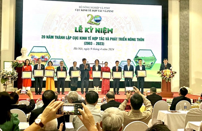 Thứ trưởng Bộ NN&PTNT Trần Thanh Nam trao Bằng khen cho các tập thể, cá nhân có thành tích xuất sắc, đóng góp vào sự phát triển của Cục Kinh tế hợp tác và phát triển nông thôn nói riêng và ngành Kinh tế hợp tác nói chung
