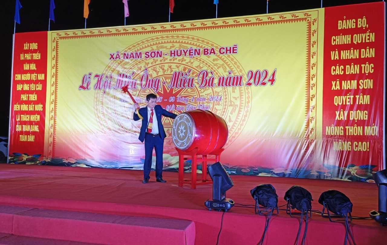 Chủ tịch UBND xã Nam Sơn Phạm Văn Đăng gióng trống khai mạc Lễ hội Miếu Ông - Miếu Bà năm 2024