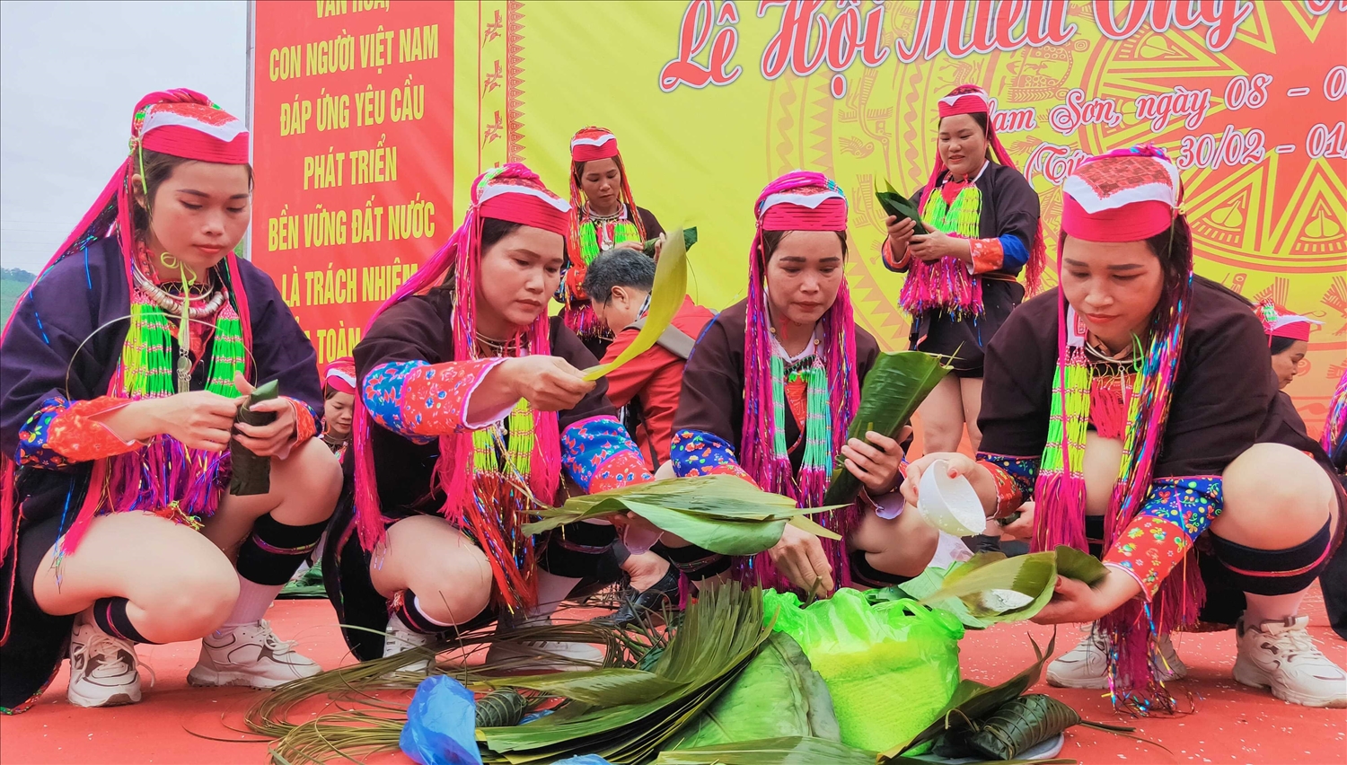 Hào hứng phần trình diễn gói bánh chưng gù của dân tộc Dao Thanh Y