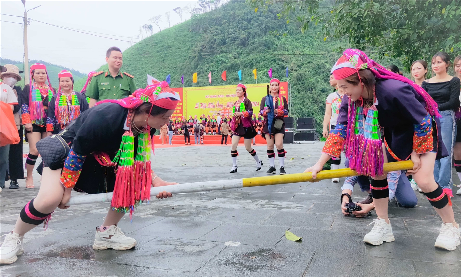 Nội dung thi đấu môn đẩy gậy thu hút nhiều vận động viên nam, nữ của các thôn trên địa bàn xã tham gia tranh tài