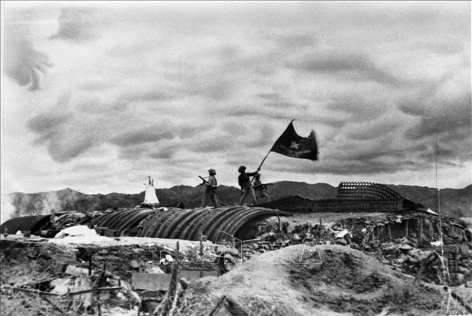 Ngày 7/5/1954, chiến dịch lịch sử Điện Biên Phủ kết thúc thắng lợi, toàn bộ tập đoàn cứ điểm của địch ở Điện Biên Phủ đã bị quân ta tiêu diệt, lá cờ ''Quyết chiến quyết thắng' đang phấp phới bay trên nóc hầm Tướng De Castries. Ảnh: Tư liệu TTXVN