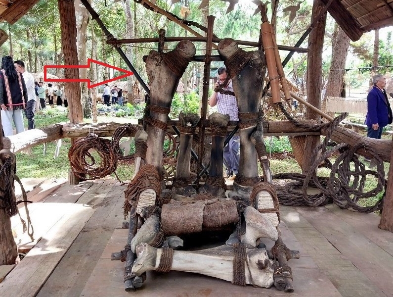 Chiếc lao thú bằng kim loại trên ghế xương voi khi chưa bị đánh cắp