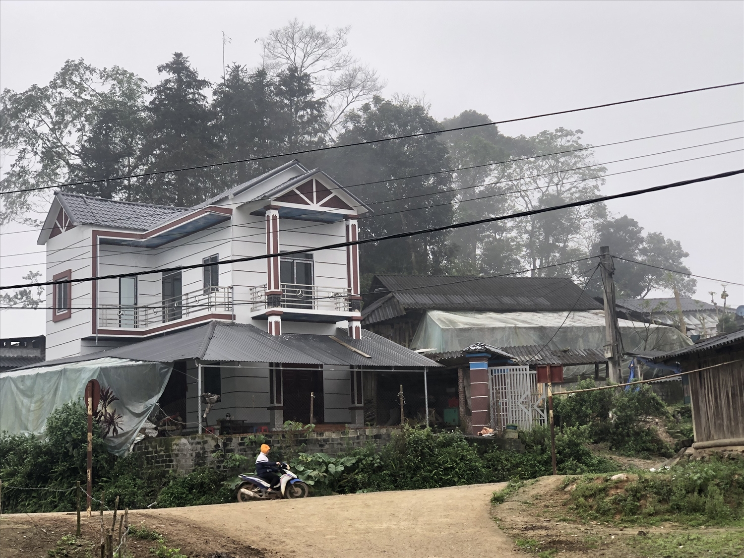Nhiều ngôi nhà mới khang trang đang dần xuất hiện ở xã nghèo Lùng Khấu Nhin