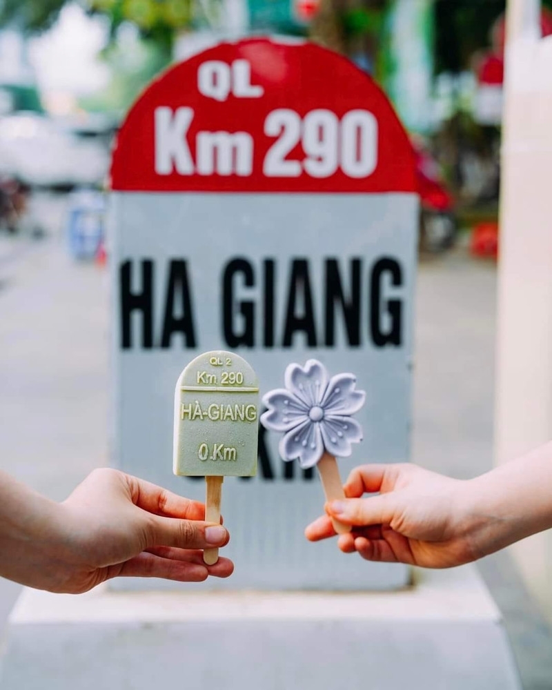 Những que kem nhiều màu sắc với tạo hình thu nhỏ của cột mốc Km0 đang tạo thành làn sóng thu hút du khách đến với Hà Giang và check in tại địa điểm này