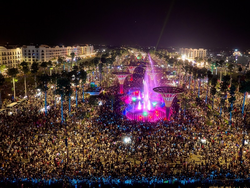 Trong đêm khai hội du lịch biển Sầm Sơn ước tính có khoảng 200 nghìn người về tham dự