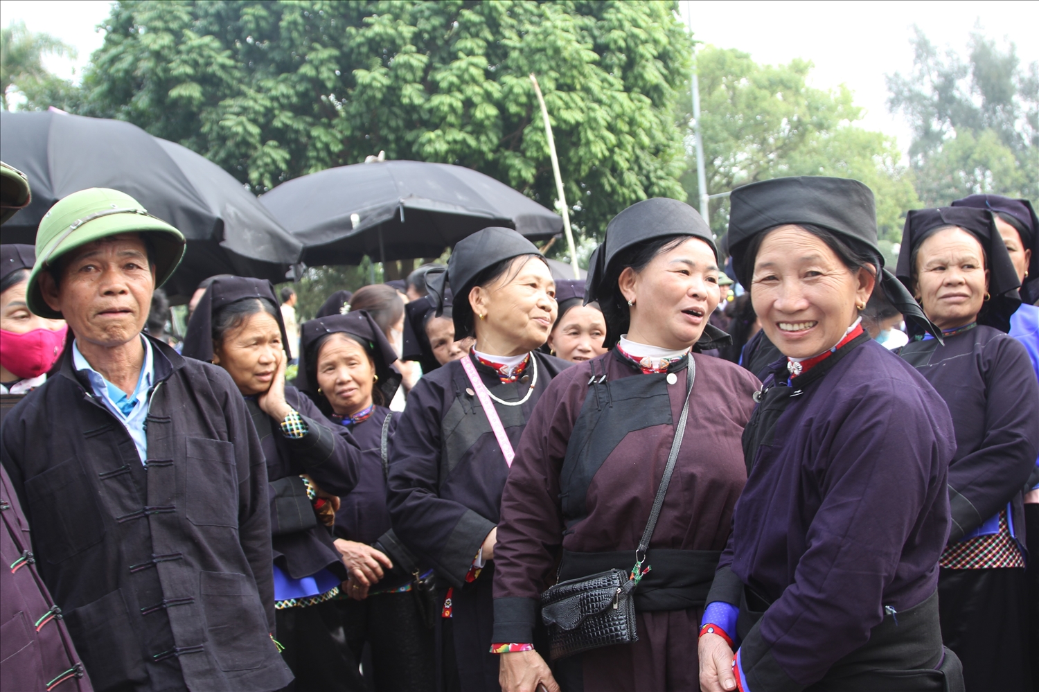 UBND huyện Bình Gia, tỉnh Lạng Sơn vừa có văn bản đề nghị các cơ quan, đơn vị và toàn bộ Nhân dân toàn huyện về việc mặc đúng trang phục truyền thống các dân tộc thiểu số để tránh gây hiểu nhầm về trang phục dân tộc cho du khách đến thăm quan, du lịch .