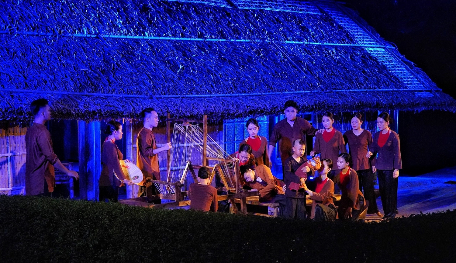 Sân khấu thực cảnh tái hiện thuở ấu thơ của Chủ tịch Hồ Chí Minh.