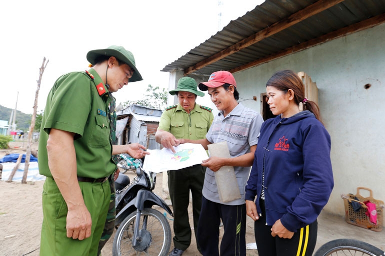 lực lượng Công an tuyên truyền công tác bảo vệ rừng cho bà con dân tộc thiểu số các xã