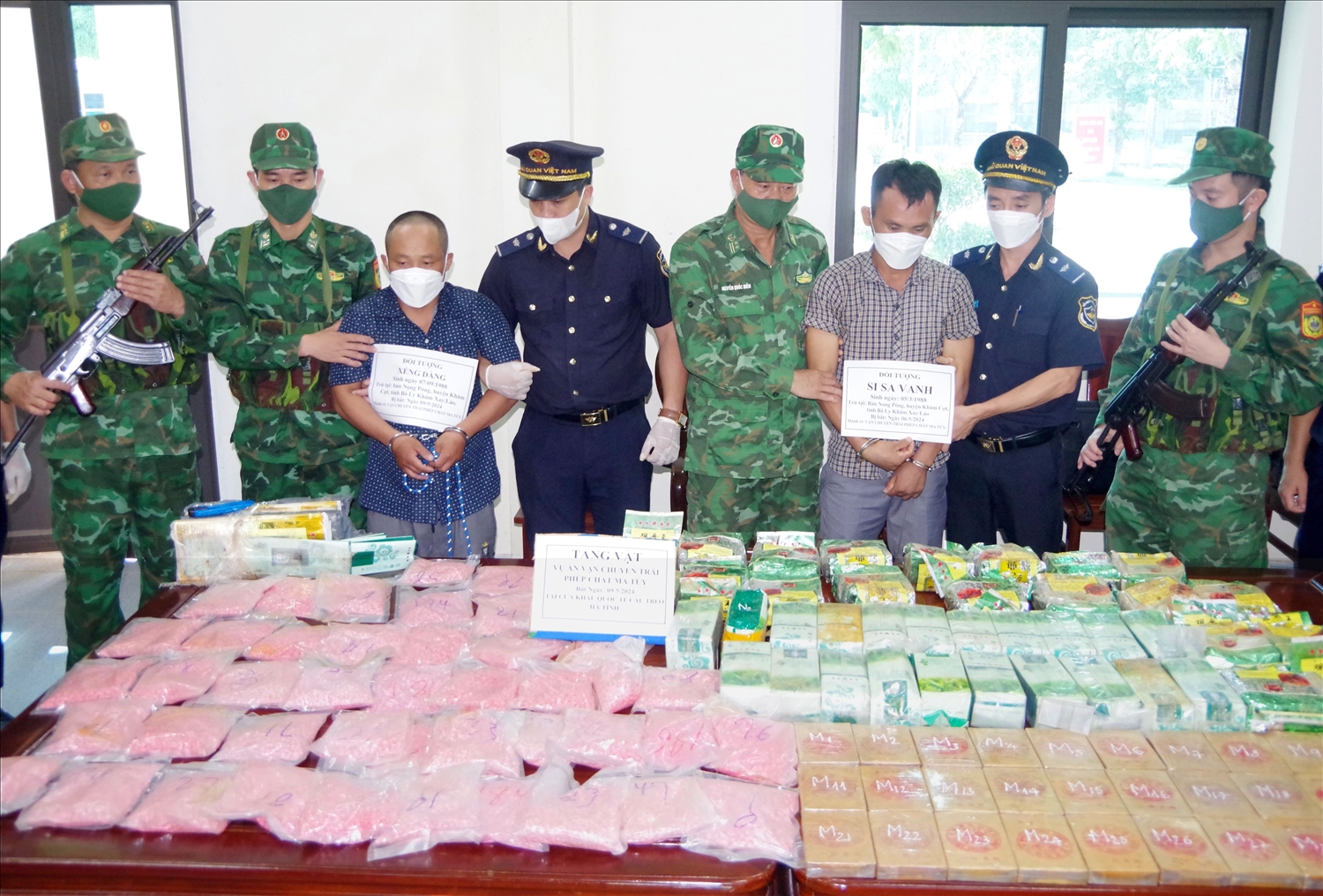 2 đối tượng người Lào cùng số lượng lớn ma túy bị thu giữ. Ảnh: Thế Mạnh