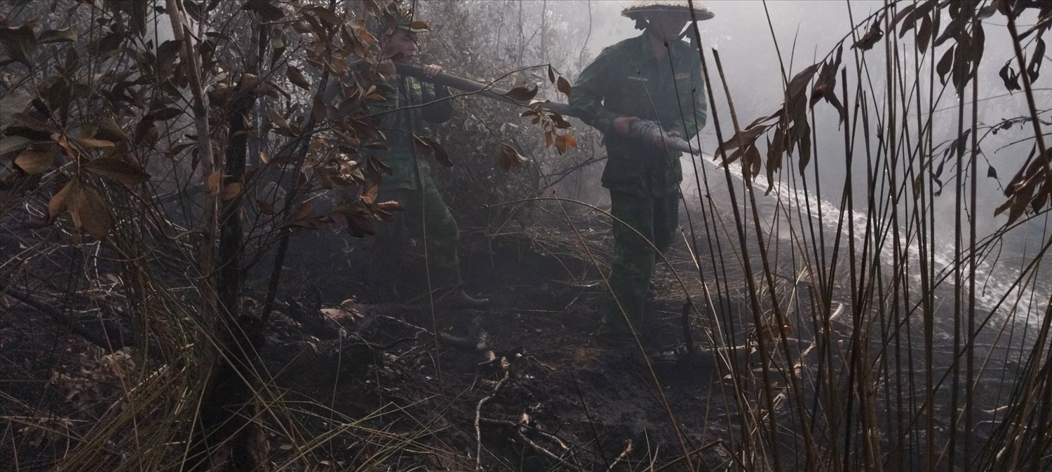 Các lực lượng vũ trang đóng quân trên địa bàn huyện Giang Thành, Kiên Giang tập trung khống chế đám cháy không để thiệt đến Khu bảo tồn Sinh cảnh 
