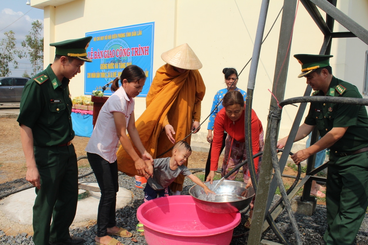 Đồn Biên phòng Ia R’vê vận động hỗ trợ giếng nước sạch cho người dân trên địa bàn đóng quân