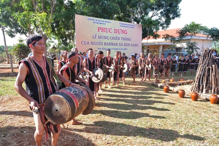 Dân làng cùng nhau trình diễn cồng chiêng bài "Mừng chiến thắng"