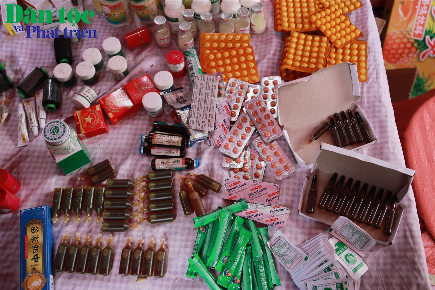 Thuốc được người bán giới thiệu là dùng điều trị cho người được bày bán tại chợ phiên Mèo Vạc.