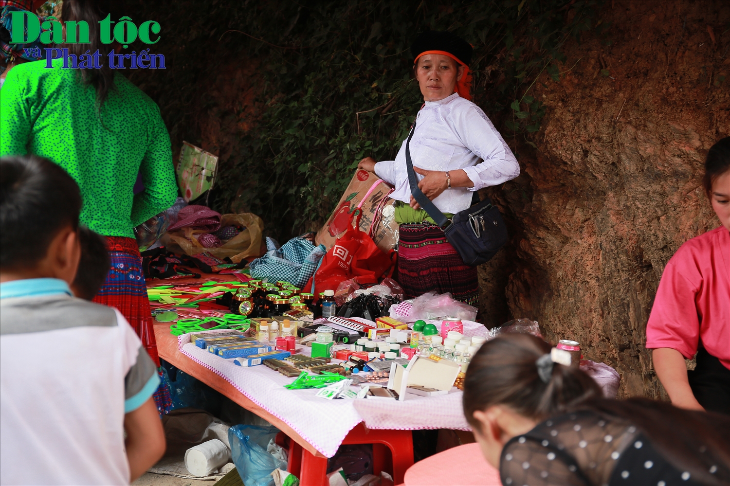 Theo lời giới thiệu của tiểu thương những sản phẩm được bày bán là thuốc điều trị bệnh cho người. Hình ảnh ghi nhận tại chợ phiên Khâu Vai, xã Khâu Vai, huyện Mèo Vạc.