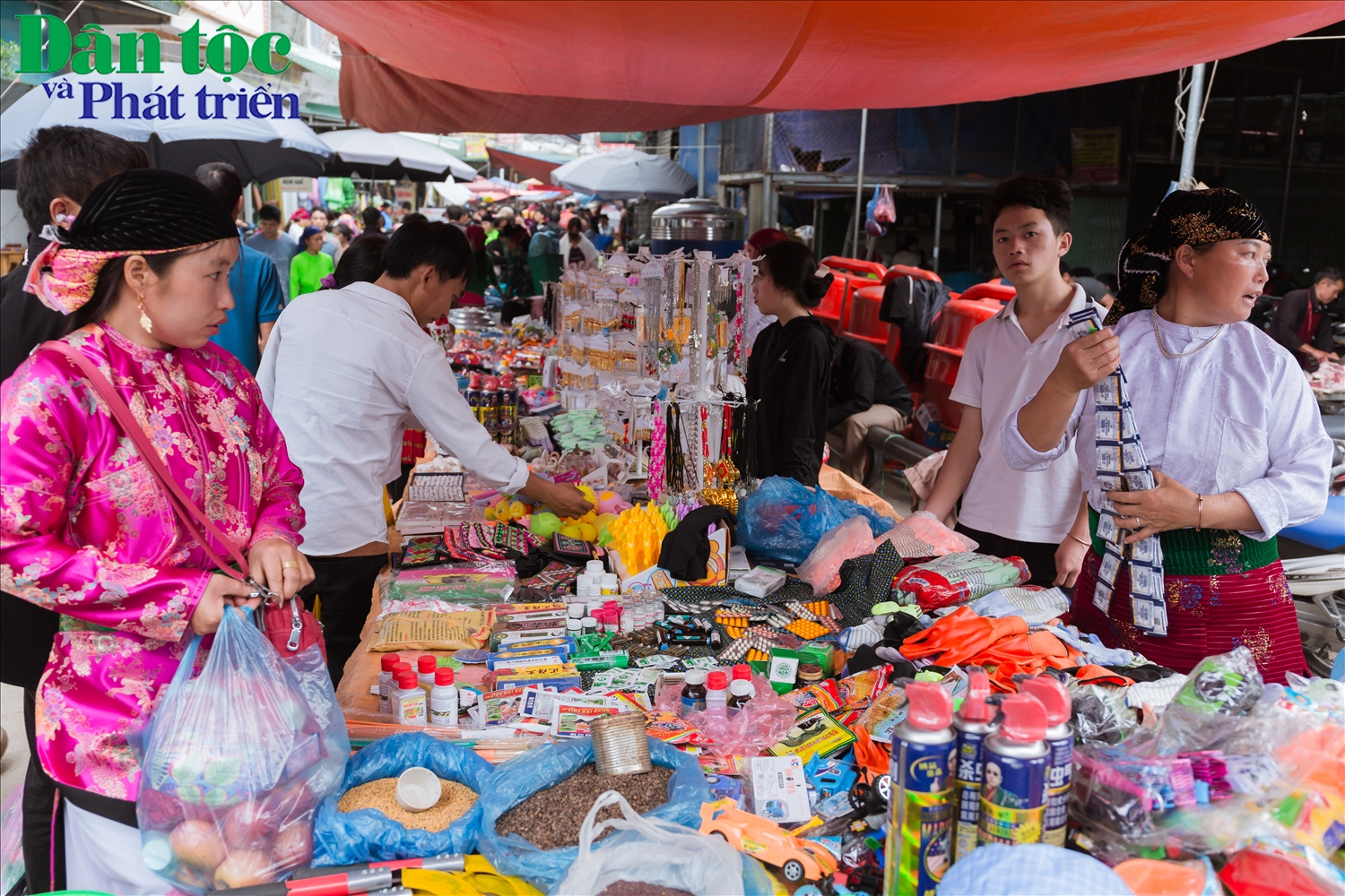 Hạt giống và thuốc bảo vệ thực vật là mặt hàng được nhiều người tìm mua tại chợ phiên Đồng Văn.