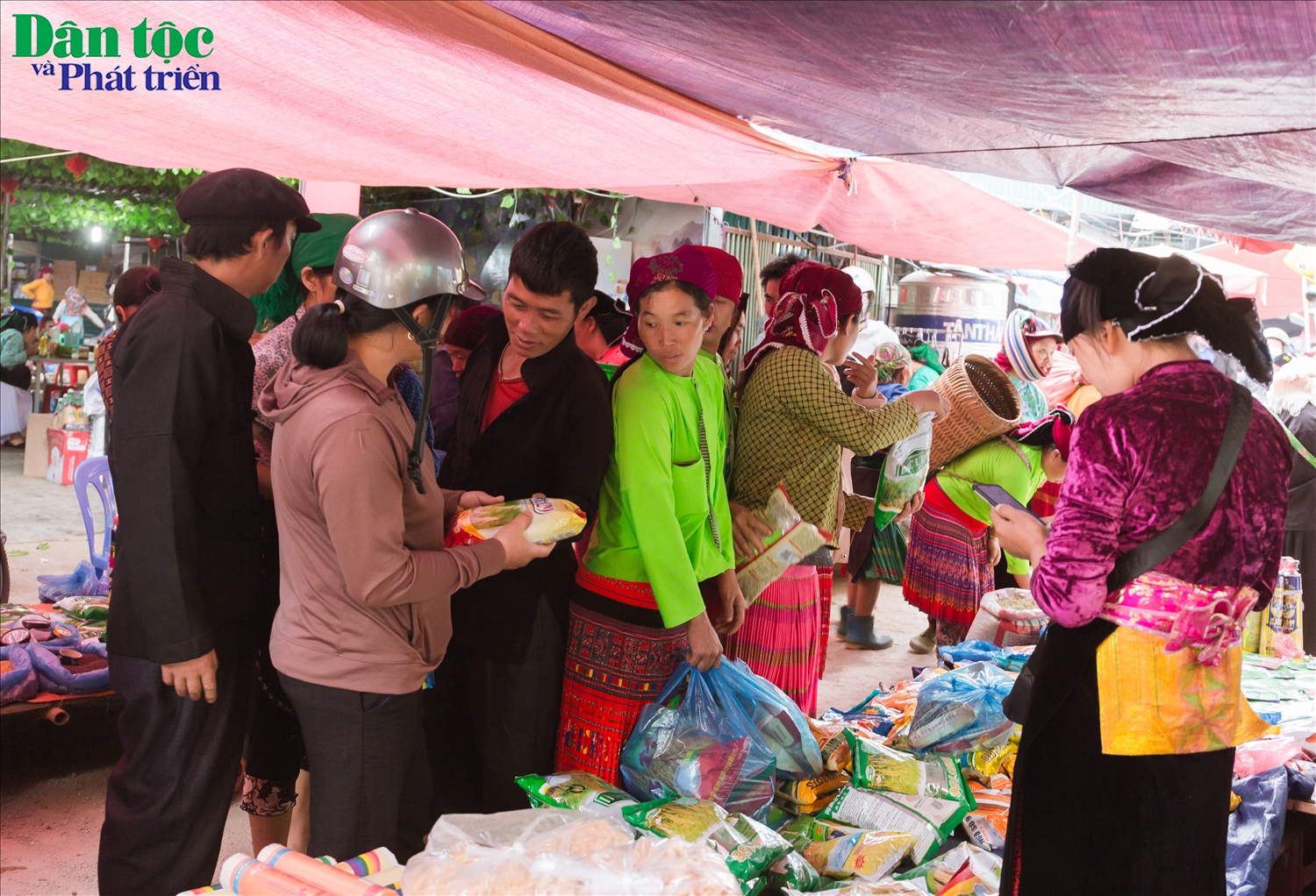 Nhiều loại hạt giống không rõ nguồn gốc được bày bán tại chợ phiên Đồng Văn.