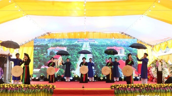 Các liền anh, liền chị hát Dân ca Quan họ Bắc Ninh tại lễ hội chùa Dâu năm 2024. Ảnh: Thanh Thương-