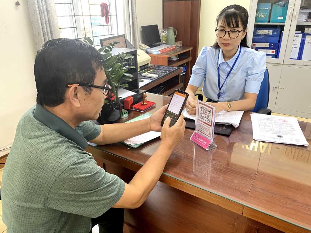 Người dân quét mã QR code thanh toán lệ phí giải quyết thủ tục hành chính tại Trung tâm Hành chính công huyện Hải Hà