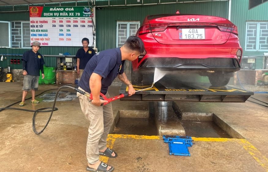 Cơ sở dịch vụ rửa xe của anh Lương Nguyễn Bá Hải ở xã Quảng Khê hoạt động ổn định