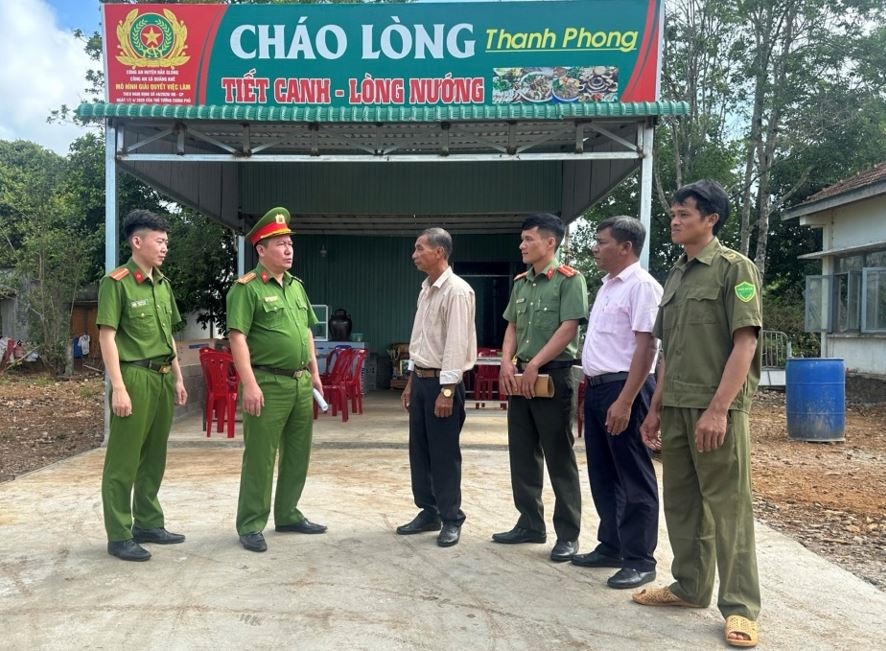  Công an huyện Đắk Glong thăm trường hợp tái hòa nhập cộng đồng được mô hình hỗ trợ