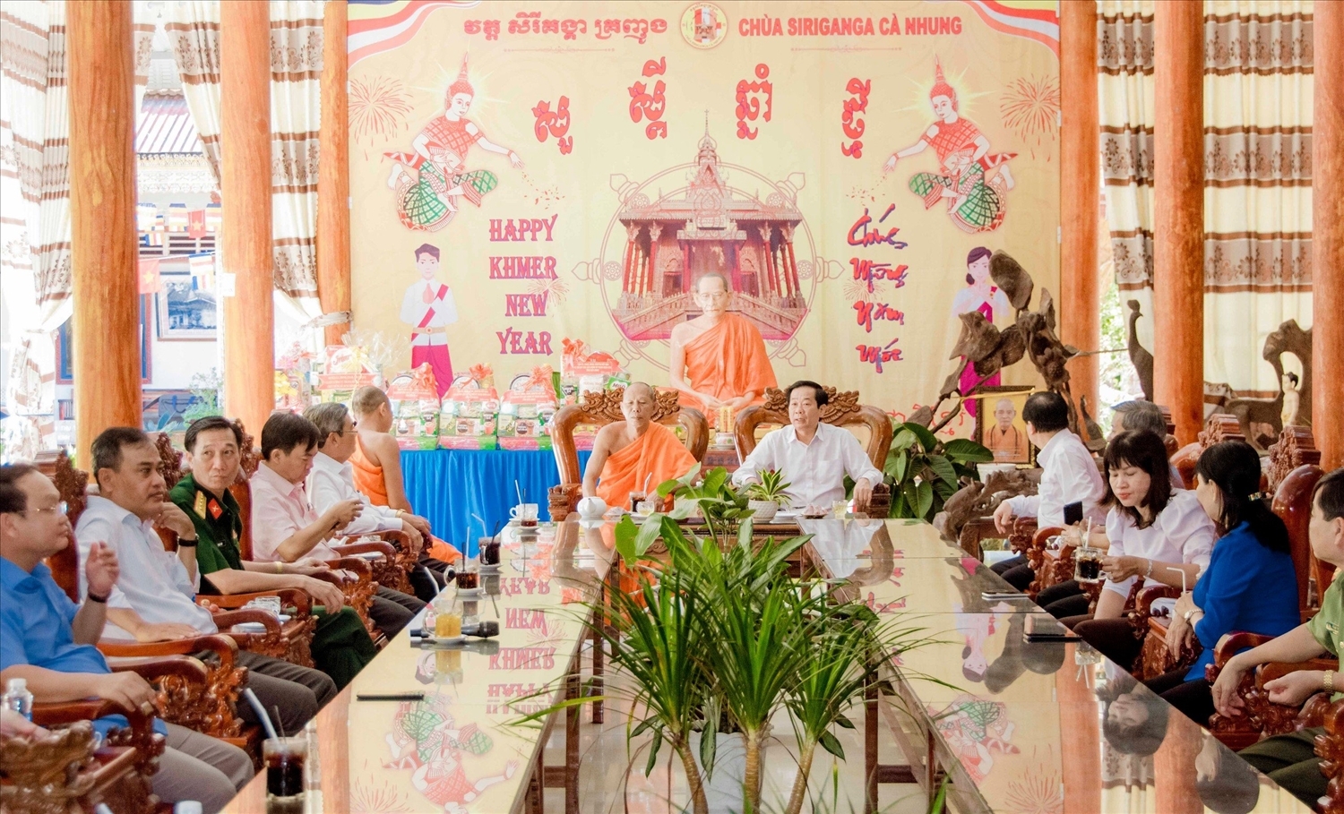 Ông Đỗ Thanh Bình, Bí thư Tỉnh ủy tỉnh Kiên Giang đến thăm và gặp gỡ các vị sư sãi và Người có uy tín tại Chùa Khmer Cà Nhung