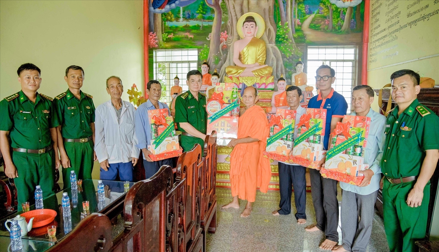 Các đoàn thể, lực lượng vũ trang tổ chức nhiều đoàn đến thăm các chùa Khmer và Người có uy tín trên địa bàn tỉnh Kiên Giang nhân các ngày lễ lớn của đồng bào Khmer
