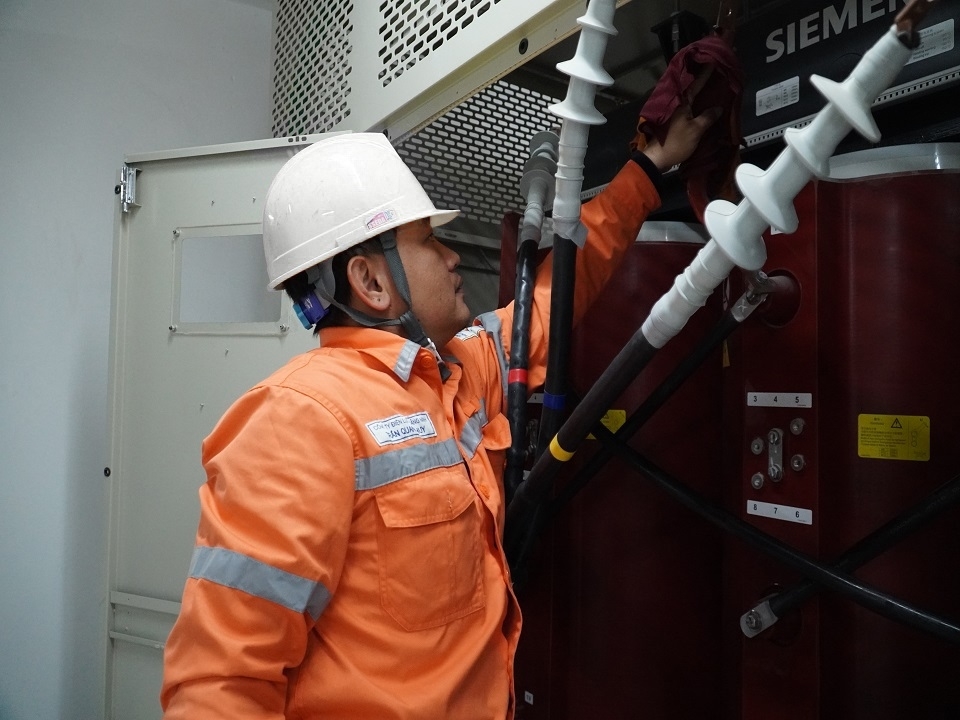 Công nhân Điện lực Tp Hạ Long vệ sinh, bảo dưỡng thiết bị trạm biến áp của khách hàng