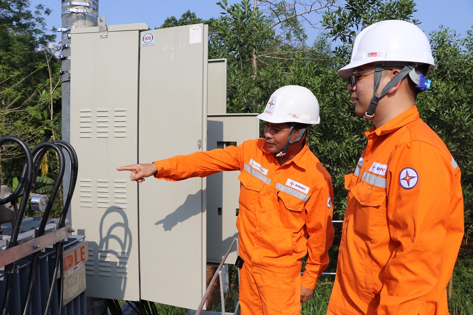 Công nhân Điện lực Lạc Sơn, PC Hòa Bình kiểm tra TBA để cung cấp nguồn điện an toàn, ổn định cho khách hàng