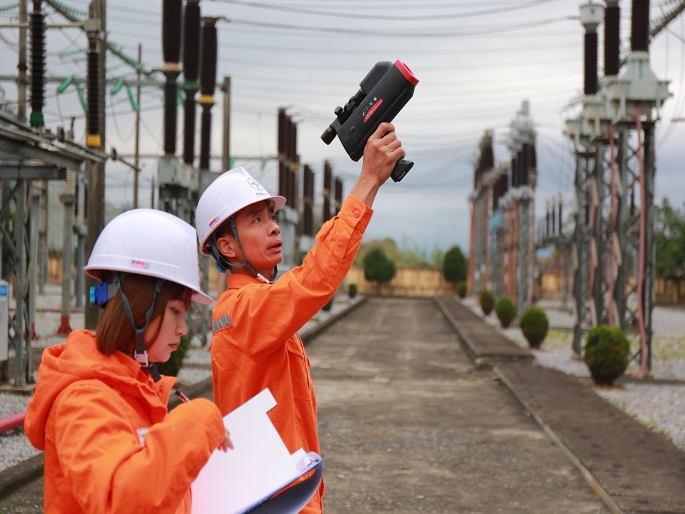 Công nhân Điện lực Lạc Sơn, PC Hòa Bình kiểm tra TBA để cung cấp nguồn điện an toàn, ổn định cho khách hàng