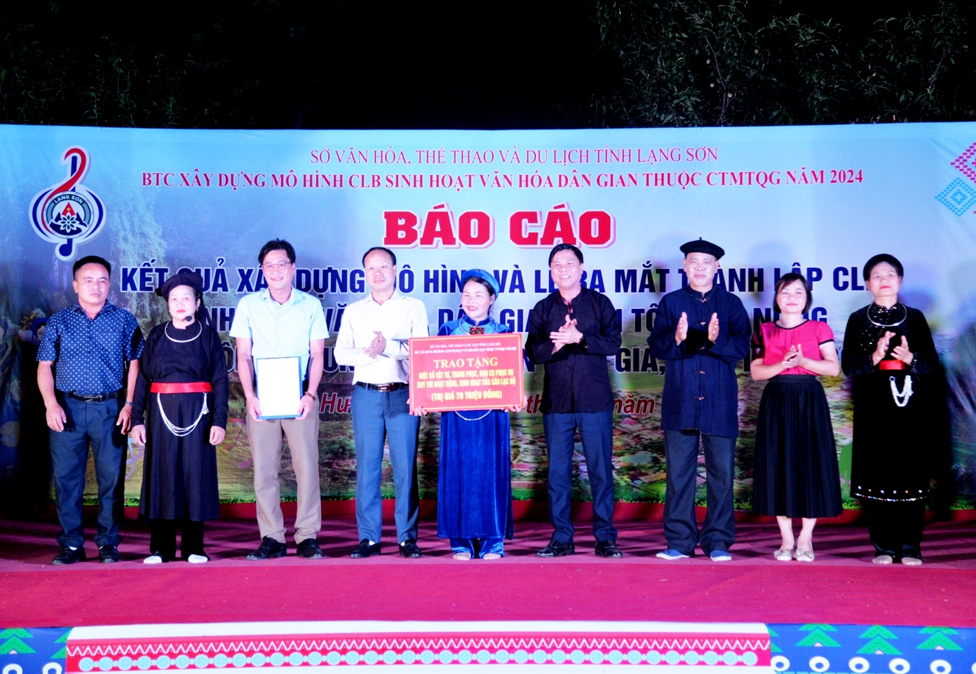 Đại diện Ban chủ nhiệm câu lạc bộ nhận quyết định thành lập và kinh phí hỗ trợ câu lạc bộ