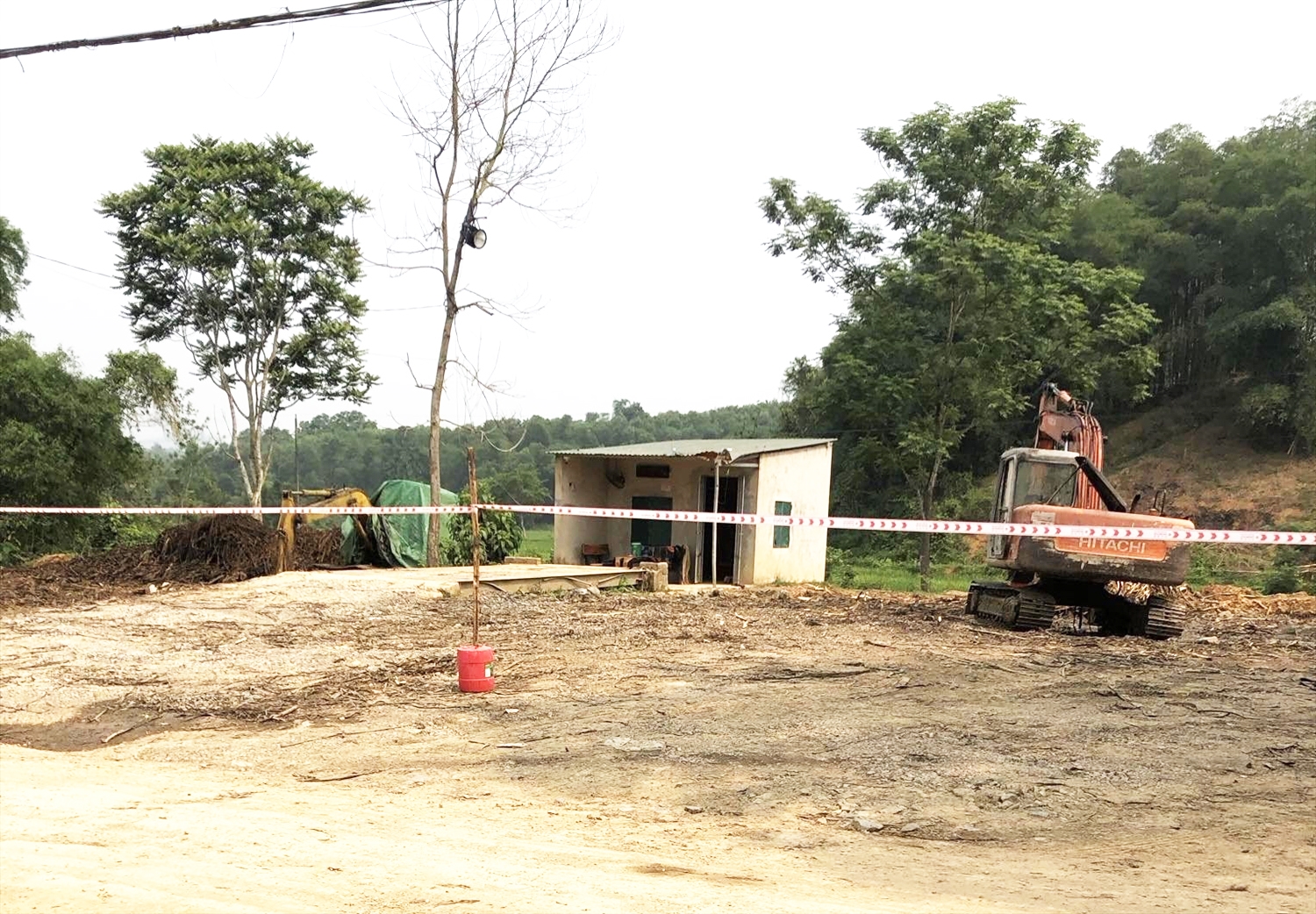 Một cơ sở thu mua, chế biến gỗ keo vi phạm tại huyện Thường Xuân đã phải dừng hoạt động 