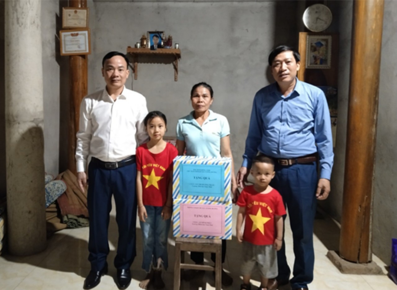 Chủ tịch UBND huyện Đinh Hồng Vinh và Trưởng phòng GD&ĐT Thái Lương Thiện thăm và tặng quà con đỡ đầu ở xã tam Thái
