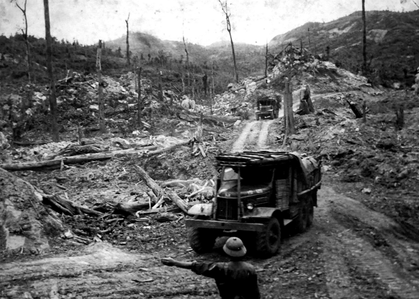 Trong kháng chiến chống Mỹ (1959-1975), đường Trường Sơn luôn là tọa độ, chảo lửa, hứng chịu mưa bom, bão đạn của quân thù. Ảnh: Tư liệu