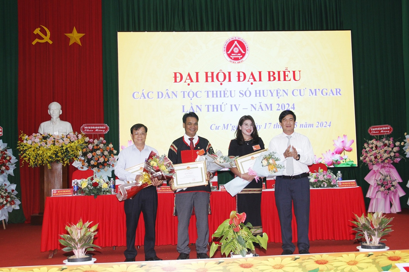 Phó Chủ tịch UBND tỉnh Đắk Lắk Nguyễn Thiên Văn trao Bằng khen của UBND tỉnh cho các tập thể, cá nhân