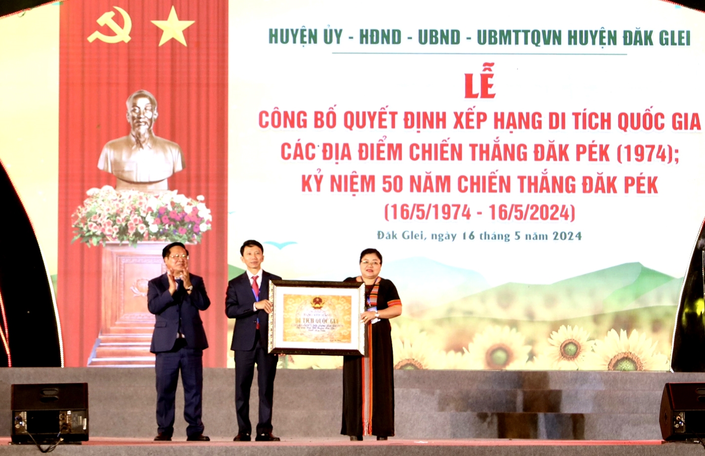 Chủ tịch UBND tỉnh Kon Tum Lê Ngọc Tuấn trao Quyết định của Bộ trưởng Bộ Văn hóa, Thể thao và Du lịch xếp hạng Di tích Quốc gia các địa điểm Chiến thắng Đăk Pék (1974) cho huyện Đăk Glei