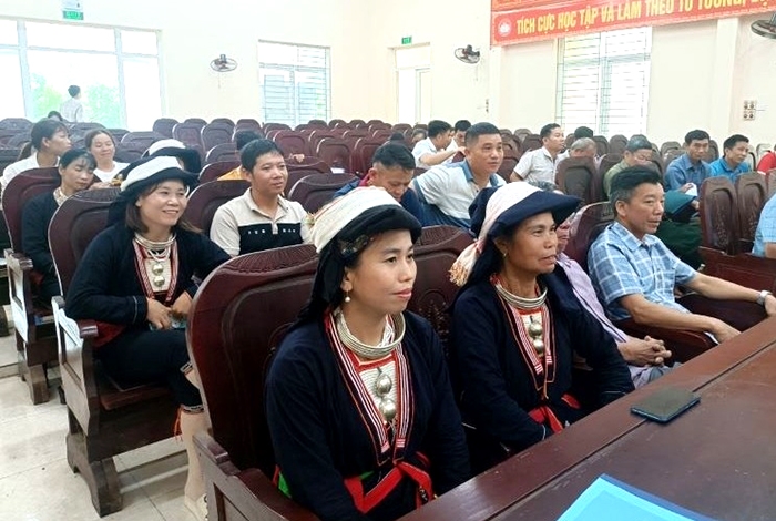 Các học viên tham gia lớp tập huấn phương pháp bảo tồn trang phục truyền thống của đồng bào dân tộc Dao huyện Ngọc Lặc
