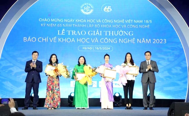 Thứ trưởng Bộ Khoa học và Công nghệ Nguyễn Hoàng Giang (ngoài cùng bên phải), Thứ trưởng Bộ Thông tin và Truyền thông Nguyễn Thanh Lâm (ngoài cùng bên trái) và đại diện tác giả 4 tác phẩm đoạt giải Nhất