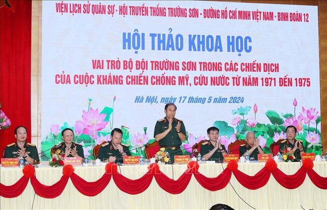 Thượng tướng Phùng Sĩ Tấn, Phó Tổng Tham mưu trưởng QĐND Việt Nam cùng các đại biểu chủ trì hội thảo. (Ảnh: Trọng Đức).